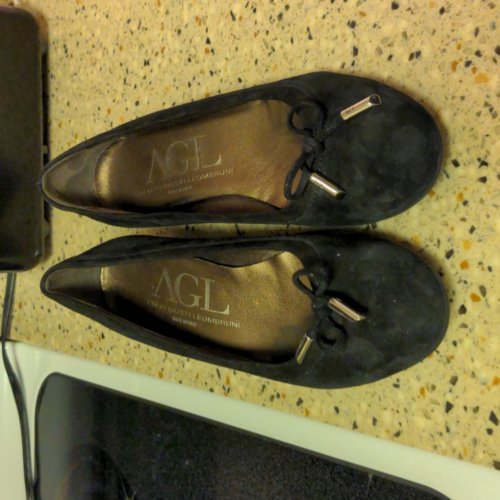 AGL suede block heeled pump